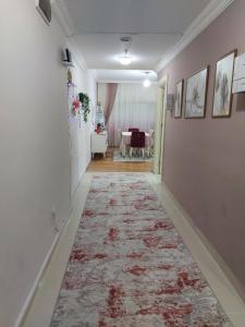 a hallway with a rug on the floor at اسطنبول اسنيورت ستار تاورز in Esenyurt