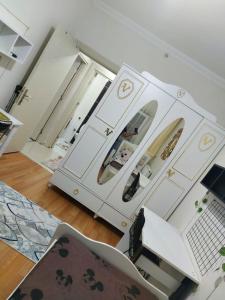 a room with a white cabinet with two mirrors at اسطنبول اسنيورت ستار تاورز in Esenyurt
