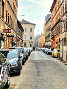 uma rua com carros estacionados na berma da estrada em Christie's Downtown Apartment em Budapeste