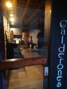 サンティリャーナ・デル・マルにあるPosada Los Calderonesのロビー付きの客室を望めます。
