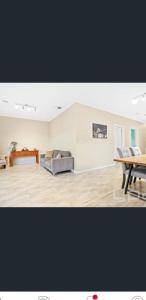 Χώρος καθιστικού στο Private Room3 20 min CBD CITY Airport