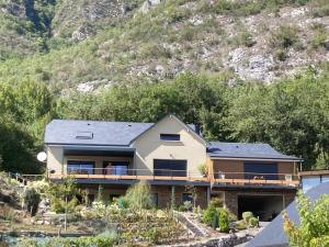 アゴ・ヴィダロにあるBalcon du Pibesteの山を背景にした家