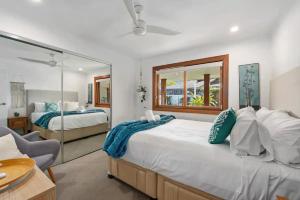 Ένα ή περισσότερα κρεβάτια σε δωμάτιο στο Broadbeach Bungalow - Heated Pool - Sleeps 7 +17 φωτογραφίες