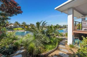 uma vista para a piscina a partir da varanda de um resort em Broadbeach Bungalow - Heated Pool - Sleeps 7 em Gold Coast