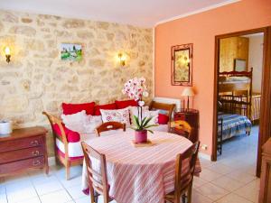 ein Wohnzimmer mit einem Tisch und ein Schlafzimmer in der Unterkunft le vieux pont in Carpentras