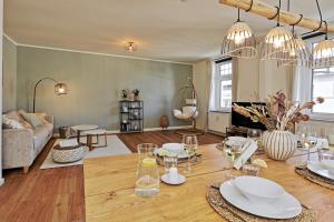 uma sala de estar com uma mesa com pratos e copos em *City, Nähe Hbf, Kingsizebetten, Fitnessecke* em Duisburg