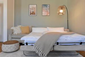 a bed and a couch in a living room at *City, Nähe Hbf, Kingsizebetten, Fitnessecke* in Duisburg