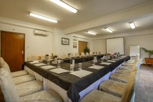 The business area and/or conference room at Hotel Manaslu