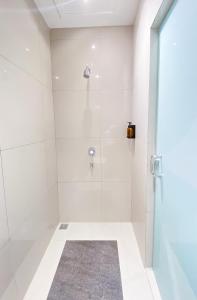Koupelna v ubytování Alhambra Hotel Banda Aceh