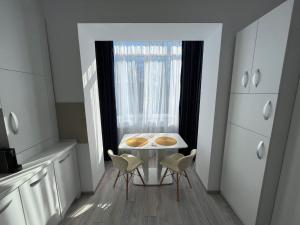 uma cozinha com mesa e cadeiras e uma janela em Chic Studio em Onesti