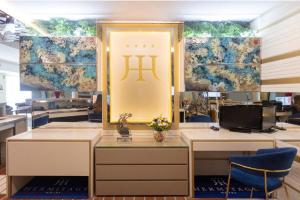 un bureau avec deux bureaux et un miroir dans l'établissement Hotel Hermitage, à Galatina