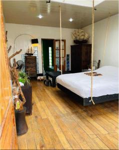 Un dormitorio con una cama colgante en una habitación en Bamboo Lodge en Antananarivo