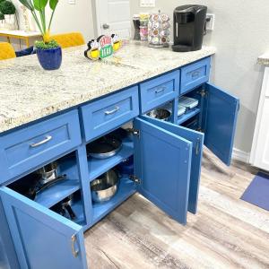 Cucina o angolo cottura di NEW! close to Downtown, Malls & Premium Outlets, with Balcony