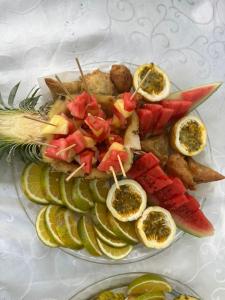 een bord met groenten en fruit op tafel bij Upper Hill Place in Dar es Salaam