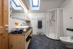 un baño con lavabo y ducha en Kircherhof, en Bresanona 54 fotos más