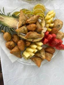 un plato de comida con diferentes tipos de alimentos en Upper Hill Place, en Dar es Salaam