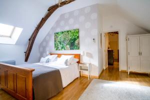 ein Schlafzimmer mit einem großen Bett in einem Zimmer in der Unterkunft Les Charmes de Carlucet Gite-Beaux Reves in Saint-Crépin-et-Carlucet
