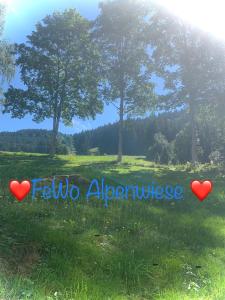 twee harten in een veld met de woorden f twee acceptatie bij FeWo Alpenwiese mit Hallenbad&Sauna in Missen-Wilhams