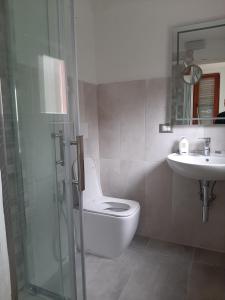 een badkamer met toilet en wastafel bij Casa Shanty in La Spezia +24 foto's