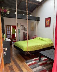 1 dormitorio con cama plegable en una habitación en Bamboo Lodge en Antananarivo