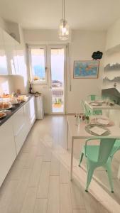 eine Küche mit einem Tisch und Stühlen im Zimmer in der Unterkunft B&B Le Albarelle in Alba