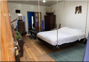 1 dormitorio con cama plegable en una habitación en Bamboo Lodge en Antananarivo