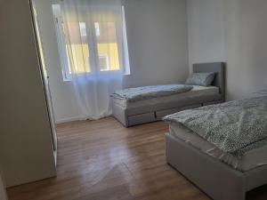 1 Schlafzimmer mit 2 Betten und einem Fenster in der Unterkunft Apartment in Plankstadt in Plankstadt