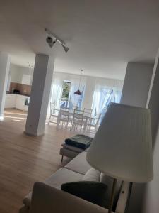 uma sala de estar com um sofá e uma mesa em Apartment in Plankstadt em Plankstadt