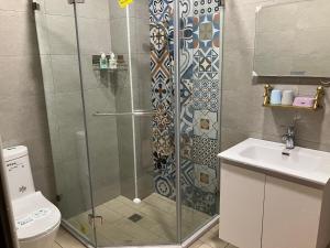 ein Badezimmer mit Dusche, Toilette und Waschbecken in der Unterkunft Return to the Garden with Thoughts 隨思還園民宿 台東縣民宿第1926號 in Taitung + 31 Fotos