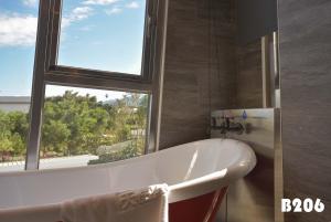 e bagno con finestra e vasca. di Star Deco Resort a Dongshan