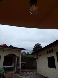 einen Blick auf ein Haus mit dem Himmel im Hintergrund in der Unterkunft Nyaman in Bogor