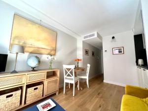 a living room with a desk and a table at Les Petits Volets 3 appartements au choix in Antibes