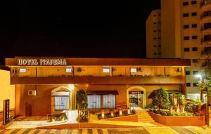 un edificio con un cartel que lee hotel tarpapa en Hotel Itapema, en Valinhos