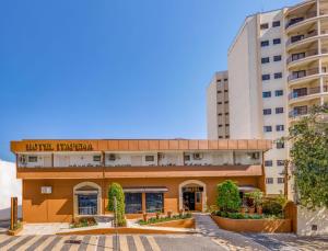 a building in front of a tall building at Hotel Itapema in Valinhos