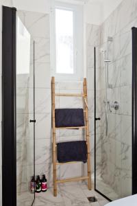uma casa de banho com uma escada de toalha no chuveiro em Isla apartment's em Tel Aviv