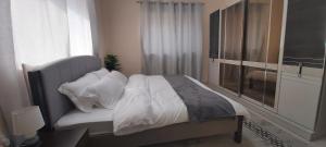 En eller flere senge i et værelse på Spacious & Comfortable 1 BR and 1 Living Room Apartment Near Sharjah University City