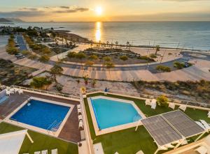eine Luftansicht eines Resorts mit zwei Pools in der Unterkunft Vistamar Hotel Luxury Wellness By DLV -Adults Only- in Villajoyosa