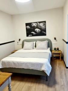 מיטה או מיטות בחדר ב-Royal Park- Magical garden apartment