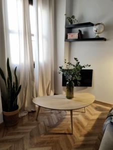 uma sala de estar com uma mesa de centro e uma planta em Cozy apartment in the city center em Granada
