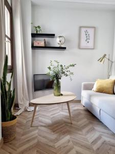 uma sala de estar com uma mesa e um sofá em Cozy apartment in the city center em Granada