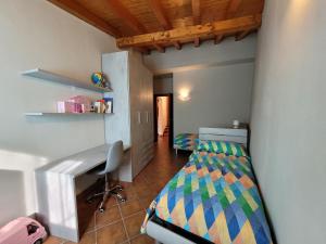 una camera con letto e scrivania di Mountain and Iseo Lake Mountain Lake Iseo Hospitality a Bossico