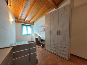 una camera con letto, scrivania e armadio di Mountain and Iseo Lake Mountain Lake Iseo Hospitality a Bossico