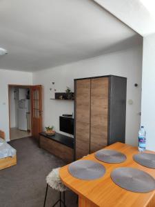 TV a/nebo společenská místnost v ubytování Apartmány Hágy L+L