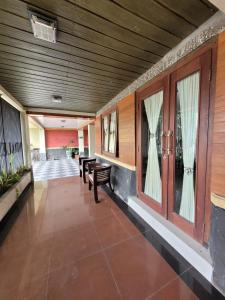 Rõdu või terrass majutusasutuses Ndalem Katong Guest House Ponorogo