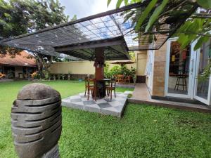 Aed väljaspool majutusasutust Ndalem Katong Guest House Ponorogo