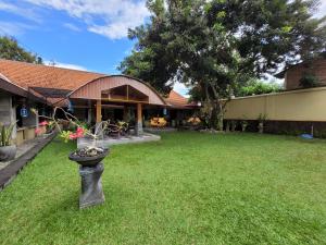 Aed väljaspool majutusasutust Ndalem Katong Guest House Ponorogo