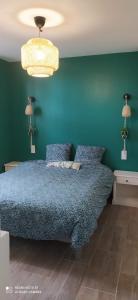 una camera blu con un letto e una parete verde di 14 bis Les Gîtes Bigoudens a Plonéour-Lanvern