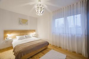 um quarto com uma cama e uma grande janela em Urban Garden by Waterview em Oradea