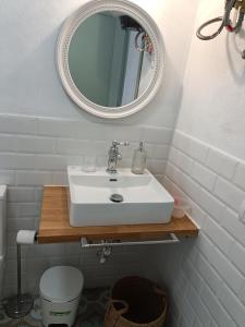 y baño con lavabo blanco y espejo. en Casa Las Enanitas II (Casa Elias) en Fuencaliente de la Palma