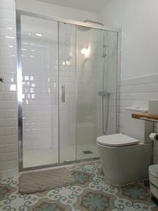 uma casa de banho com um chuveiro, um WC e um lavatório. em Casa Las Enanitas II (Casa Elias) em Fuencaliente de la Palma